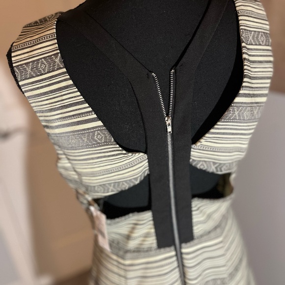 NWT RED Saks Fifth Avenue Black Ivory Fit And Flare Tribal Print Dress Medium - Picture 11 of 12